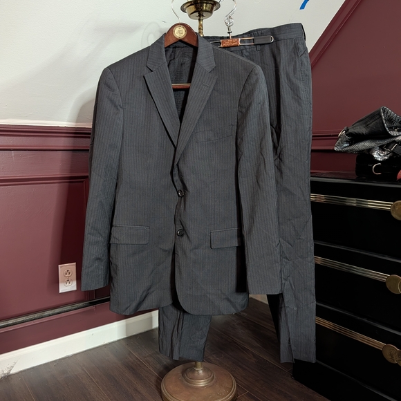 HUGO BOSS Gray Pinstripe Super 100s 2-Piece Virgin Wool Suit 38R Pasini